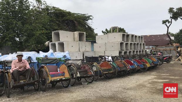 Kertas Karton Pengayuh Becak untuk Mengetuk Gubernur Anies