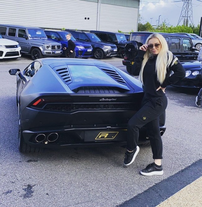 Chelsea Ferguson dengan bangga berbagi foto-foto mobil Lamborghini dilengkapi dengan plat nomor pribadi miliknya. Ia pun blak-blakan membual bahwa dirinya membeli Lamborghini baru Rp 3,6 miliar dari pamer foto seksinya kepada orang-orang asing. Foto: Instagram