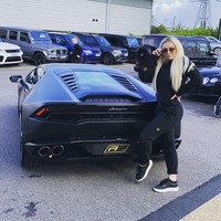 Chelsea Ferguson dengan bangga berbagi foto-foto mobil Lamborghini dilengkapi dengan plat nomor pribadi miliknya. Ia pun blak-blakan membual bahwa dirinya membeli Lamborghini baru Rp 3,6 miliar dari pamer foto seksinya kepada orang-orang asing. Foto: Instagram
