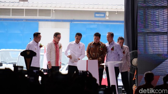 Lepas Ekspor 6.000 Mobil, Jokowi: Neraca Dagang Bisa Surplus
