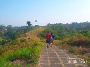 Ini Identitas Bule Viral yang Pamer Lolos Karantina