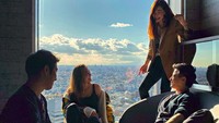 Dia juga membagikan momennya saat bersama teman-temannya. (lunamaya/Instagram)