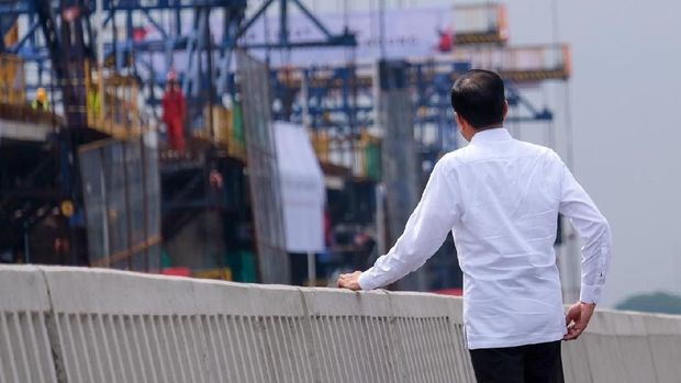 Jokowi meminta Gubernur DKI Jakarta Anies Baswedan untuk mengintegrasikan LRT dan kereta cepat dengan bus TransJakarta.