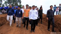 Pembongkaran sekolah itu disaksikan langsung Bupati Sumedang Dony Ahmad Munir, Kasatker Tol Cisumdawu Yusrizal Kurniawan dan Direktur Teknik Citra Karya Jabar Tol (CKJT) Bagus Medi, Kamis (12/12/2019).