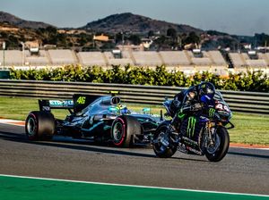 Tukar Tunggangan: Rossi Geber Mobil F1, Hamilton Jajal MotoGP