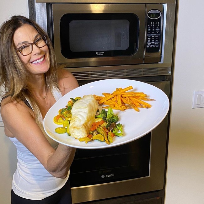 Teri Hatcher memang sudah lama menerapkan gaya hidup sehat. Selain rajin fitnes, ibu satu anak itu juga melakukan diet sehat. Foto: dok. Instagram @officialterihatcher