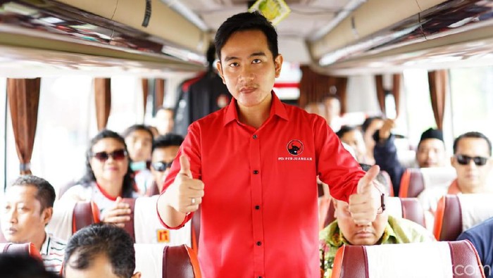 Gibran di atas bus bersama relawan berangkat daftar pilkada ke DPD PDIP Jateng