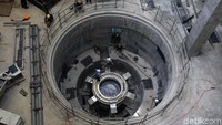 Lewat terowongan ini, air tampungan waduk Jatigede mengalir menuju penstock dan seterusnya memutar turbin pembangkit listrik. 