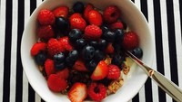 Politisi dari partai Sosial Demokrat ini sepertinya penggemar berat buah. Sanna menikmati oatmeal dengan topping ragam buah berry untuk mengawali hari. Foto: Instagram sannamarin
