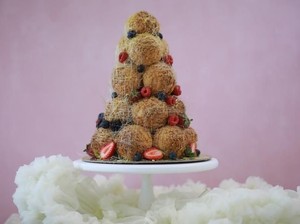 5 Fakta Croquembouche, Kue Sus yang Disusun Seperti Pohon Natal