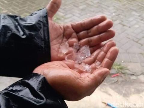 Butiran hujan es yang turun