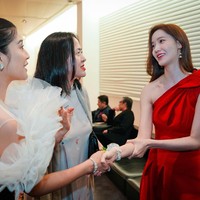 Dian pun menulis jika ia kemudian memberikan selamat kepada Yoona untuk penghargaan yang diterimanya. Dalam foto terlihat jika ucapan Dian dibalas dengan senyum manis Yoona. Foto: Twitter @therealDiSastr