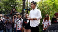 Gibran Rakabuming Raka bersama ratusan relawan berangkat menuju kantor DPD PDIP Jawa Tengah untuk mendaftar sebagai bakal calon Wali Kota Solo, Kamis (12/12/2019). Bayu Ardi Isnanto/Dok. Detikcom.