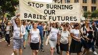 Aksi demonstrasi tersebut juga diikuti oleh sejumlah wanita yang tengah hamil dengan membawa spanduk berisi desakkan agar pemerintah segera menanggulangi kebakaran hutan dan kabut asap imbas dari karhutla tersebut yang kini menjadi persoalan serius di Australia.