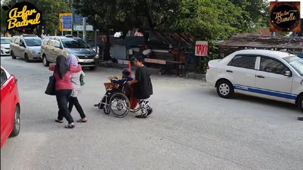 Semua Jualannya Diborong, Penyandang Disabilitas Ini Menangis Haru