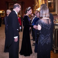 Sejak itu, tiara tersebut menjadi salah satu warisan kerajaan favorit Putri Diana. Dalam beberapa kesempatan formal, Diana tampak menghiasi kepalanya dengan tiara itu. Namun ia mengembalikannya kepada pihak kerajaan menyusul perceraiannya dari Pangeran Charles pada 1996. (Foto: Getty Images)