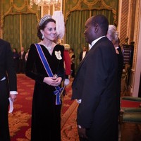 Di Diplomatic Reception, tiara tersebut menjadi pelengkap sempurna untuk gaun Alexander McQueen yang membungkus tubuh istri Pangeran William itu. Gaun berwarna midnight blue rancangan Sarah Burton tersebut hadir dengan garis leher melengkung nan feminin berikut padded shoulder dress yang meninggalkan kesan tangguh. (Foto: Getty Images)
