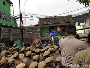 Eksekusi Lahan untuk Rumah Deret Tamansari Bandung Dihadang Warga