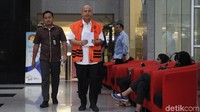 Ia diperiksa sebagai tersangka penerima suap dalam proyek di Dinas PUPR Pemkot Medan.