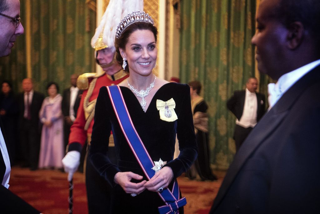 Kate Middleton L0NDON, ENGLAND - DECEMBER 11: Catherine, Duchess of Cambridge talks to guests at an evening reception for members of the Diplomatic Corps at Buckingham Palace on December 11, 2019 in London, England.(Photo by Victoria Jones - WPA Pool/Getty Images)