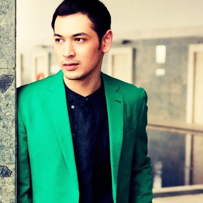 Sosok Richard Kevin menarik atensi para wanita saat ketampanannya eksis di film Get Married. Dia berperan sebagai Randy, seorang pemuda tampan nan kaya yang membuat Mae (Nirina Zubir) jatuh cinta pada pandangan pertama. Foto: Twitter @therichardkevin