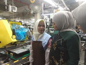 Menaker Kunjungi TKI di Pabrik Sony Malaysia