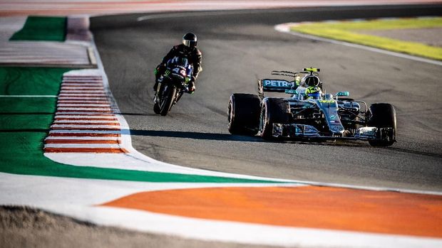 Valentino Rossi dan Lewis Hamilton bertukar kendaraan balap di Sirkuit Ricardo Tormo 