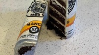 Jangan salah ambil ya saat haus, karena minuman kaleng satu ini adalah kue cokelat dengan krim vanila yang lezat. Foto: Instagram @lukevinecentini