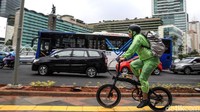 Ada pula warga yang mengenakan jas hujan untuk melindungi tubuh dan barang bawaan dari hujan saat beraktivitas di luar ruangan.
