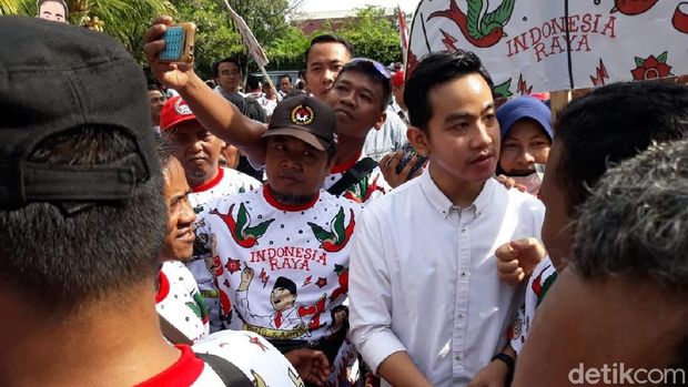 Ratusan Pendukung Berkumpul, Siap Mengantar Gibran Daftar Pilkada