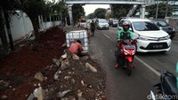 Sejumlah pengamat tata kota menilai perencanaan Pemprov DKI dalam membangun trotoar tidak matang, sehingga terjadi pembongkaran trotoar yang baru dibangun.