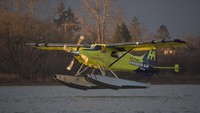 Pesawat DHC-2 de Havilland Beaver yang dilengkapi dengan motor listrik berkekuatan 750 tenaga kuda itu melakukan uji terbang di sungai Fraser dekat Richmond, British Columbia, Kanada. Jonathan Hayward/The Canadian Press via AP.