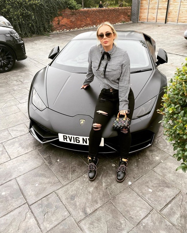 Model yang kerap berbagi gaya hidup mewah ini mengungkapkan bahwa ia mengenakan biaya Rp 280 ribu perbulan untuk penggemar yang mengikutinya di sebuah situs. Semua ini dari menunjukkan keseksian saya kepada orang asing, katanya menyombongkan diri. Foto: Instagram