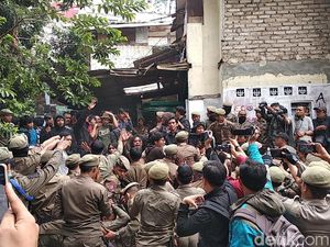 Satpol PP-Pemuda Bentrok di Area Gusuran Rumah Deret Tamansari