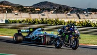 Momen istimewa antara Rossi dengan Hamilton ini terjadi di Sirkuit Circuit Ricardo Tormo, Rabu (11/12/2019) waktu setempat. Istimewa/Dok. Monster Yamaha MotoGP.
