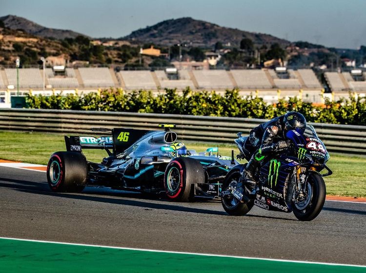 Momen Rossi dan Hamilton Bertukar Motor MotoGP dan Mobil F1