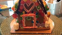 Bethenny Frankel mengkreasikan gingerbread housenya dengan campuran permen dan marshmallow. Kemudian kreasinya diunggah di instagram dan diberi keterangan foto Apakah kamu suka dengan rumah baru kita?, Foto: Istimewa