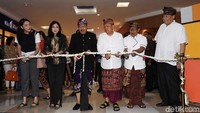 Chairul Tanjung menyaksikan pengguntingan rangkaian bunga sebagai tanda diresmikannya Trans Studio Bali. 