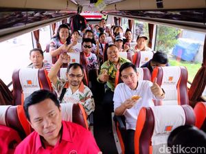 Gaya Gibran Daftar Pilkada Naik Bus: Ngobrol Santai Sambil Ngemil