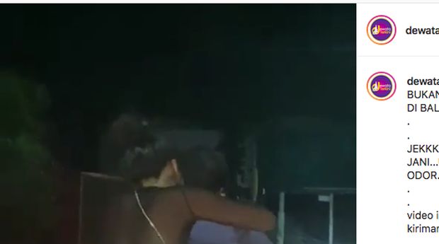 Pria dan Wanita Berpakaian Seksi Ciuman di atas Motor di Bali