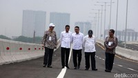 Jokowi menyinggung rumitnya membangun infrastruktur karena keterlambatan. Untuk itu, Jokowi ingin keputusan politik tidak memperlambat pembangunan.