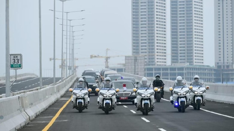 Presiden meninjau Tol Layang Jakarta-Cikampek Foto: dok. Istimewa Presiden meninjau Tol Layang Jakarta-Cikampek Foto: dok. Istimewa