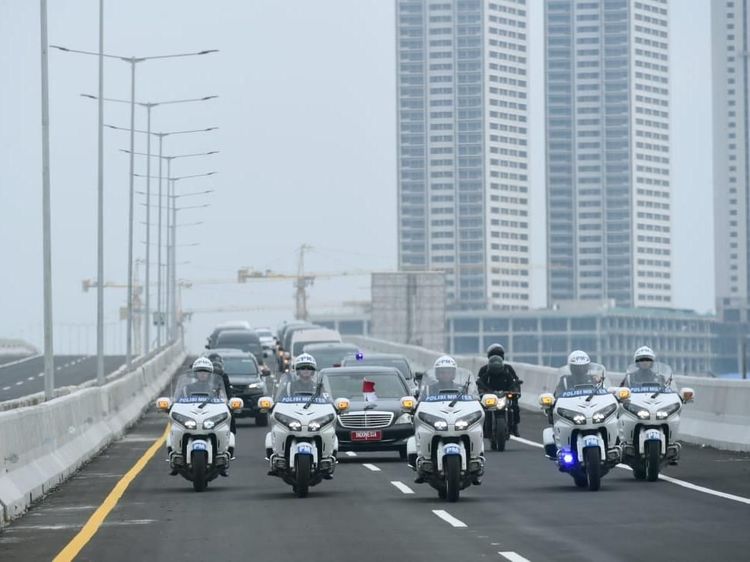 Saat Jokowi Cek Langsung Jalan Tol Jakarta-Cikampek