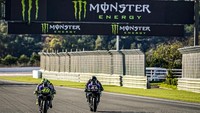 Hamilton pun mengungkapkan pengalaman menarik yang dialaminya usai menjajal Yamaha MotoGP YZR-M1 kepunyaan Rossi. Ia terkesan karena dapat barter tunggangan dengan salah satu legenda balap MotoGp tersebut. Istimewa/Dok. Monster Yamaha MotoGP.