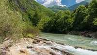 Ada juga sungai Candiligliano dengan air yang jernih. Lokasinya di lereng gunung Nerone di dekat Piobbico. (iStock)