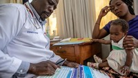 UNICEF bersama Kementerian Kesehatan Uganda baru-baru ini memberlakukan reformasi pengobatan HIV untuk anak-anak. Sebanyak 553 fasilitas di seluruh negeri mampu menyediakan terapi antiretroviral untuk anak-anak.