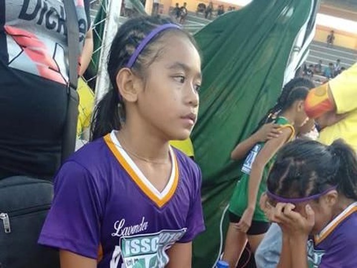 Rhea Bullos bikin sendiri sepatu Nike dari perban untuk lomba lari. Foto: Facebook Rhea Bullos bikin sendiri sepatu Nike dari perban untuk lomba lari. Foto: Facebook