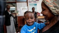 Seorang ibu muda tampak menggendong bayinya di Rumah Sakit Mbarara. Gadis remaja lebih rentan terhadap infeksi HIV karena sistem reproduksinya belum berkembang sempurna. Ketidaksetaraan gender di Uganda juga menyulitkan perempuan muda untuk menegosiasikan seks yang aman. Hal itu membuat mereka rentan terhadap kehamilan dini dan HIV.