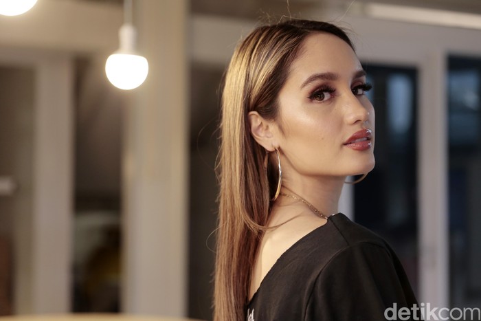 Cinta Laura Kiehl saat berkunjung ke kantor detikcom.