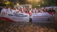 Pemain dan ofisial timnas bola voli putra berfoto bersama saat tiba di Terminal 3 Bandara Internasional Soekarno-Hatta, Tangerang, Banten, Kamis (12/12/2019). ANTARA FOTO/Fauzan.